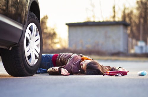 Salyanda avtomobil iki qadını vurub, ölən var