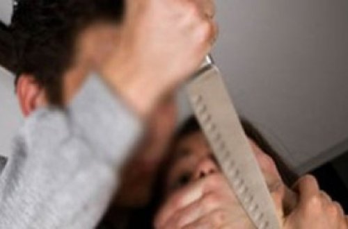 Bakıda sərxoş ər 3 uşaq anası olan həyat yoldaşına 11 bıçaq zərbəsi vurub