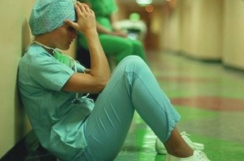 Səhiyyəmizdə növbəti RƏZALƏT: Həcixanım həkim əlil uşağın sırğalarını... - VİDEO