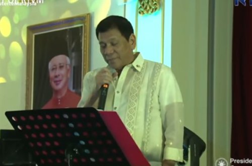 Prezident karaokedə oxudu - Video