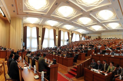 Parlamentdə biabırçılıq: nazir adi suallara cavab verə bilmir - VİDEO