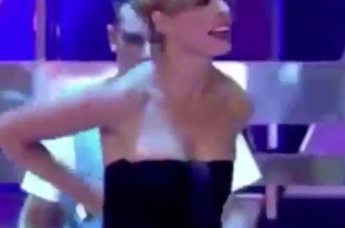 Paltarının ipləri açılan aktrisa verilişdə biabır oldu - 18+ VİDEO