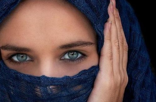 İtaliyada niqabı açmaqdan imtina edən qadını cəzalandırdılar