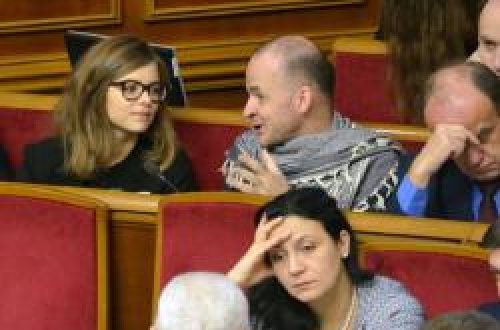 Erməni nazirin 24 yaşlı model müavini - FOTOLAR