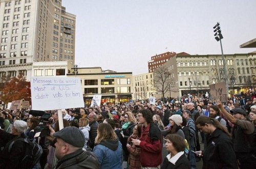 Trampa qarşı etirazlar səngimir: etirazçı güllələndi