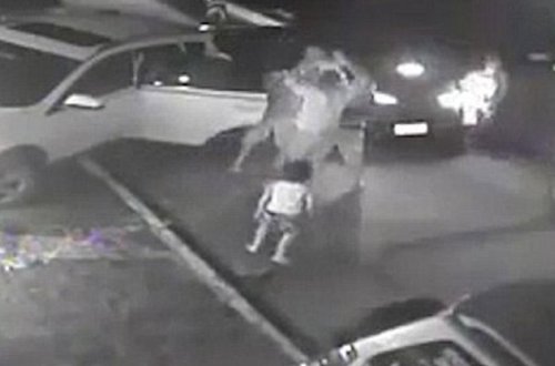 Şok kadrlar: uşağın gözü qarşısında atasını oğurladılar - VİDEO 