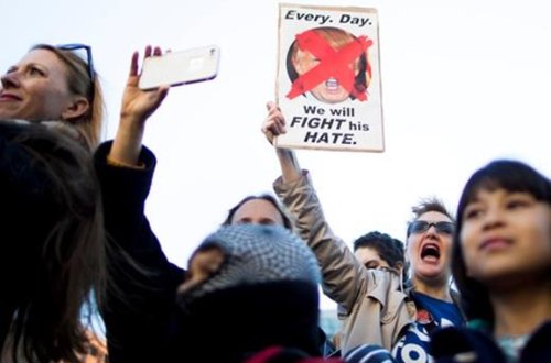 Trampın seçilməsinə etiraz edənlər Vaşinqtonun mərkəzi küçəsini bağladı