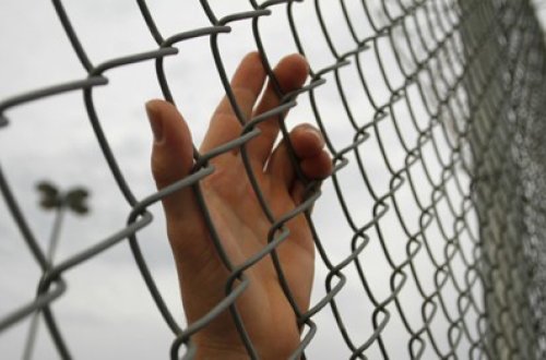 Bakıda sevgilisini öldrən şəxs cinsiyyət orqanını yerə mismarladı - ŞOK İFADƏ