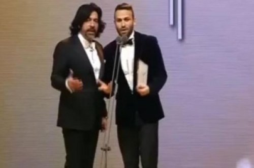 Tamaşaçı səhnəyə çıxdı, canlı yayım kəsildi - VİDEO