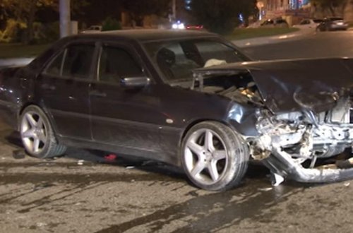 Paytaxtda qadın sürücünün səhvi 3 avtomobilin toqquşmasına səbəb oldu - VİDEO