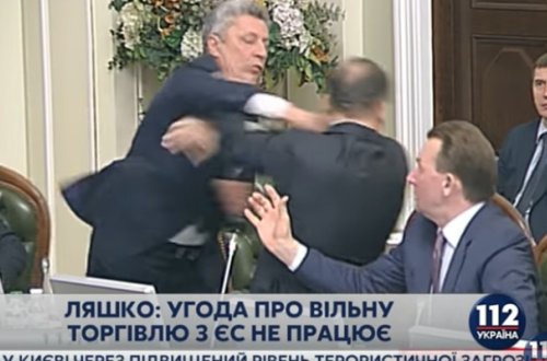 İki deputat əlbəyaxa oldu - Video