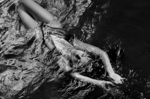 Çılpaq qızların elə yerlərini çəkdi ki... - FOTOLAR