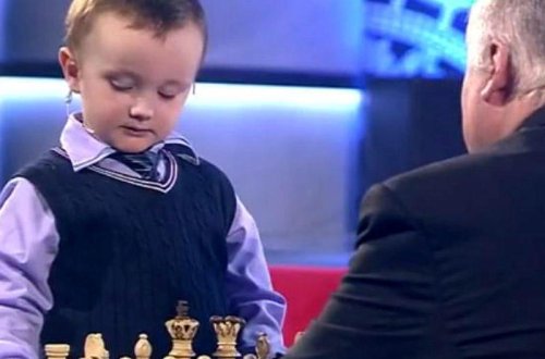 3 yaşlı oğlan şahmat əfsanəsinə qarşı - milyonlar heyrətləndi - VİDEO