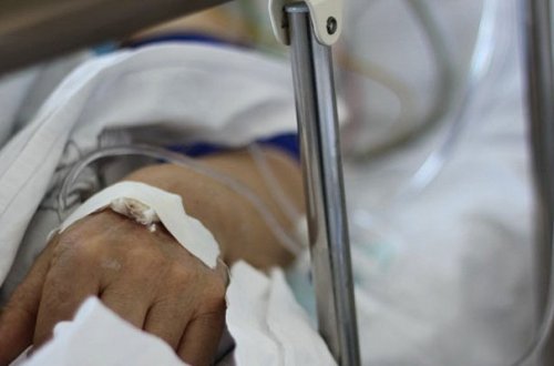 Azərbaycanda 80 yaşlı kişi boğazını kəsdi