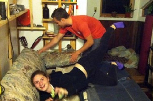 Köhnə divan aldılar, içindən 41 min dollar tapdılar - FOTOLAR