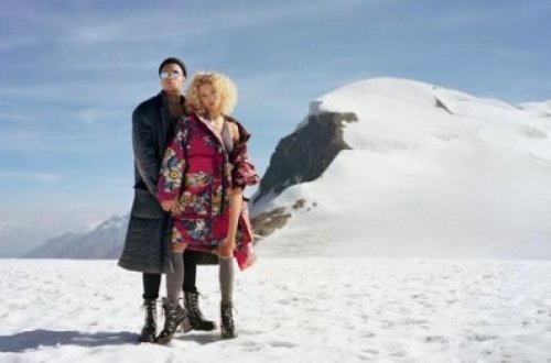 Futbolçunun arvadı qarda soyundu - FOTOLAR