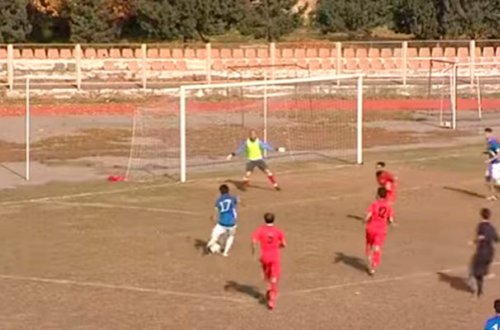 Azərbaycan futbolunda daha bir biabırçılıq - Futbolçu meydana tərlikdə çıxdı+Video