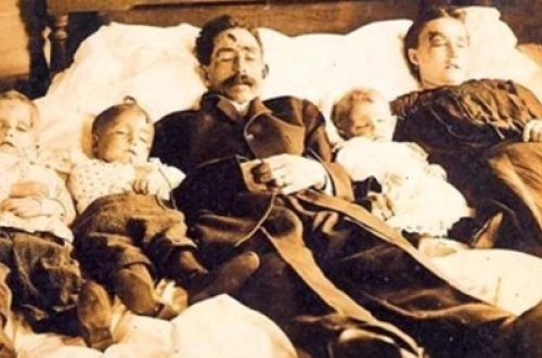 Uşaqlarının cəsədi ilə şəkil çəkdirən ailələr - FOTOLAR