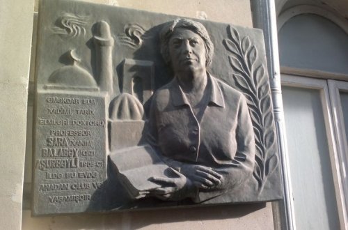 Bakıda binanın fasadından Sara Aşurbəylinin lövhəsini oğurladılar – FOTO