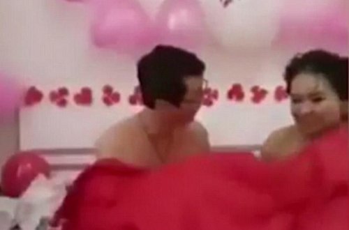 Ən eybəcər toy adəti: bəylə gəlini yatağa uzatdılar - VİDEO - FOTO