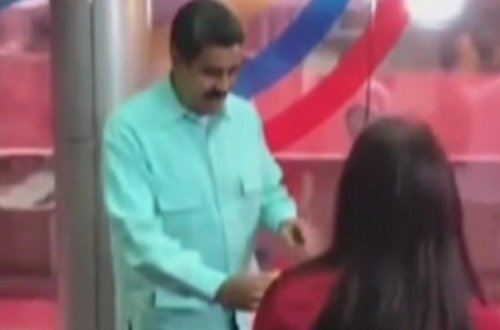 Prezident şou aparıcısı oldu, arvadı ilə rəqs etdi - VİDEO