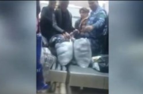 “Başımda 24 milyon şey var...” deyib qadınları söyən gömrük zabiti qovuldu - VİDEO