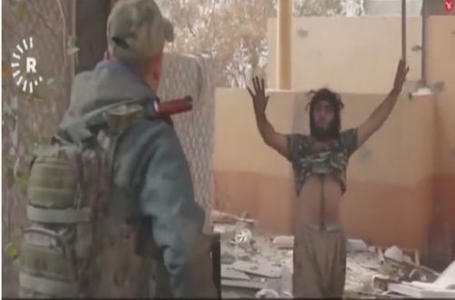 İŞİD yaraqlısı təslim olaraq özünü partlatmayacağını vəd etdi – VİDEO