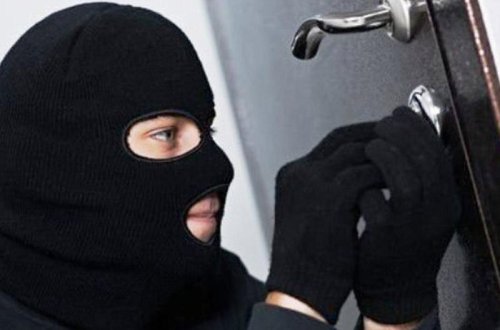 Yasa gedən ailənin evi yarıldı