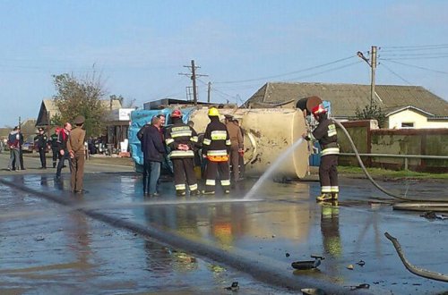 Ələt-Astara magistralında QORXUNC OLAY: Yanacaq daşıyan maşın aşdı - YENİLƏNİB - FOTOLAR