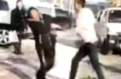 Küçənin ortasında valideynlərini döydü - VİDEO