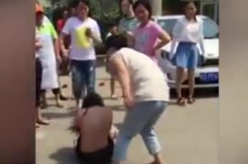 Ərinin məşuqəsini yerə çırpıb vəhşicəsinə döydü - VİDEO