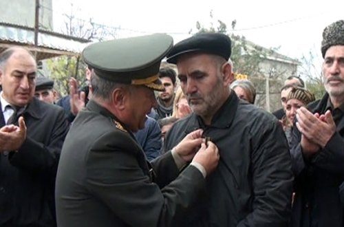 Şəhid gizirin medalı ailəsinə təqdim olundu — FOTO