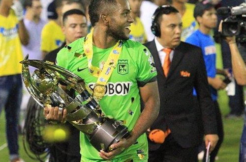 Azarkeş futbolçunu bıçaqlamaq istədi