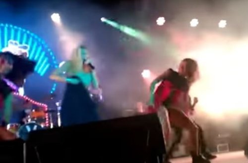 Səhnədə ətəyi açıldı, gülməkdən özünü saxlaya bilmədi … video