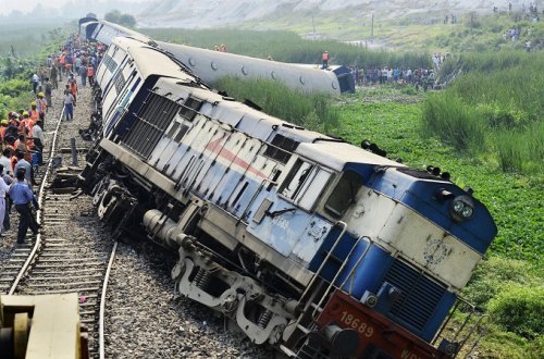 Dəhşətli qatar qəzası: 133 ölü - VİDEO