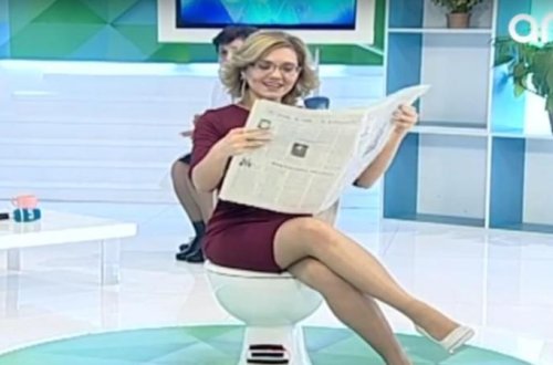 Azərbaycanda aparıcı canlı yayımda unitaza oturdu - VİDEO