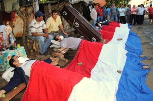 DƏHŞƏT: İşdən çıxarılan avtobus sürücüləri özlərini çarmıxa çəkdi – FOTO+VİDEO