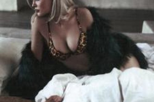 Dükanını bədəni ilə tanıdır - FOTOLAR