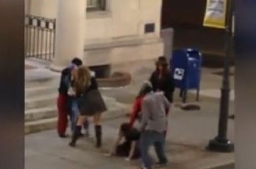 Qızlar onlara sataşan oğlanı peşman etdilər - VİDEO