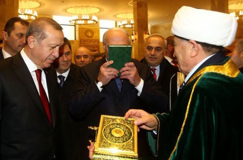 Lukaşenkodan onu Quranı öpdüyünə görə tənqid edənlərə - Cavab