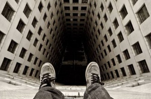 Bakıda 20 yaşlı oğlan özünü binadan atdı