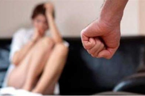 Şəmkirdə ər arvadını döyüb - Video