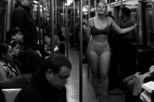 26 yaşlı qız metroda soyundu - Video