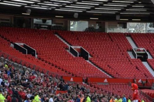 Futbol sevgisi gecəni tualetdə keçirmələrinə səbəb oldu