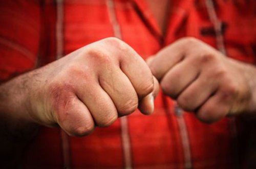 Bakıda müştəri avtomobil ustasını döydü