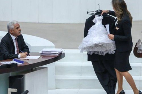 Deputat iclasa uşaq gəlinliyi və bəylik kostyumu ilə gəldi — TBMM-də qalmaqal