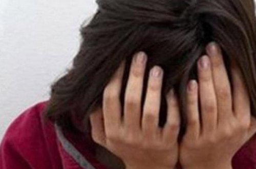 Sevgilisinin üstünə sidik tökdü, buduna adını yazdı - OĞUZDA AĞLASIĞMAZ İŞGƏNCƏ