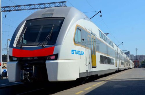 Bakıda qatar yolda qaldı - Elektrik kəsilib