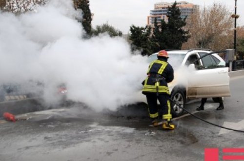 Bakıda avtomobil yandı