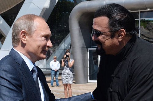 Putin Stiven Siqala Rusiya vətəndaşının pasportunu şəxsən təqdim edib